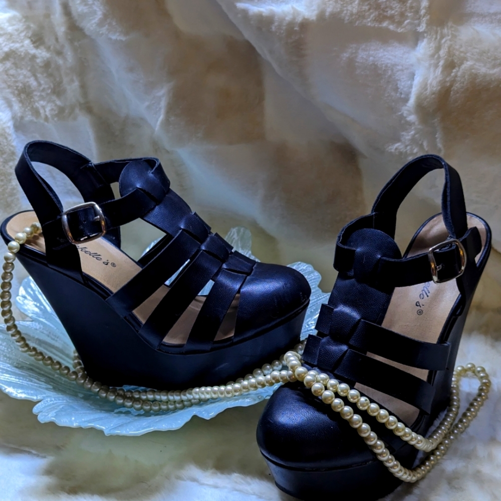 Size 7 Breckelle's wedge closed toe sandal type